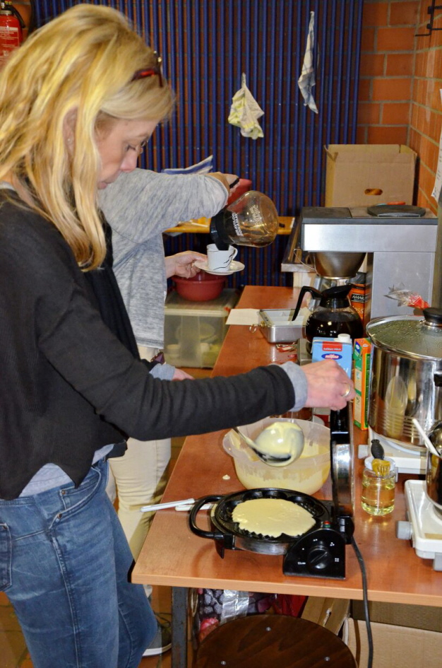 Mit voller Kontzentration werden Waffeln gebacken